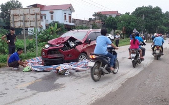 Thanh Hóa: Xe con tông tử vong 2 người phụ nữ, bé trai may máy thoát nạn - Ảnh 1.