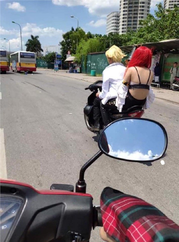 Cô gái mặc áo lót đi xe máy giữa thời tiết hơn 40 độ C khiến dân tình hú hồn! - Ảnh 1.