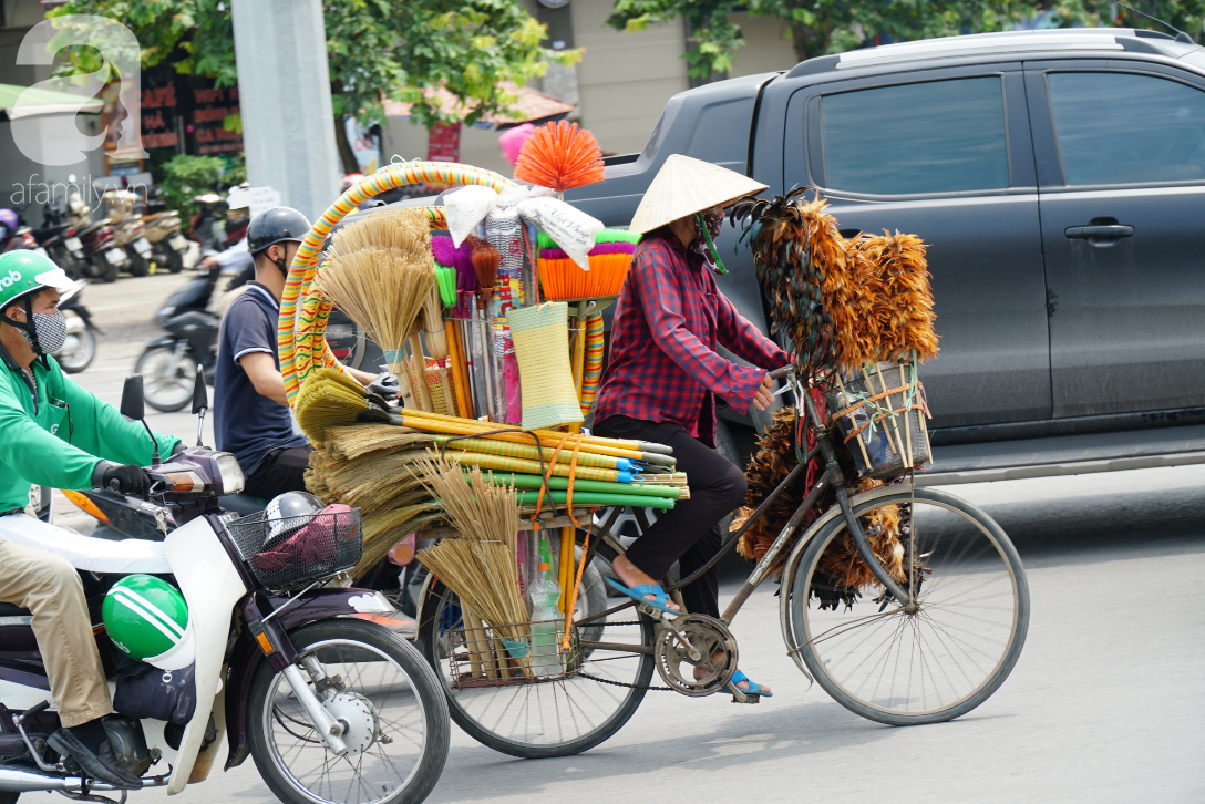 Muôn kiểu chống nóng của người dân Thủ đô ngày nắng gắt 40 độ C - Ảnh 3.