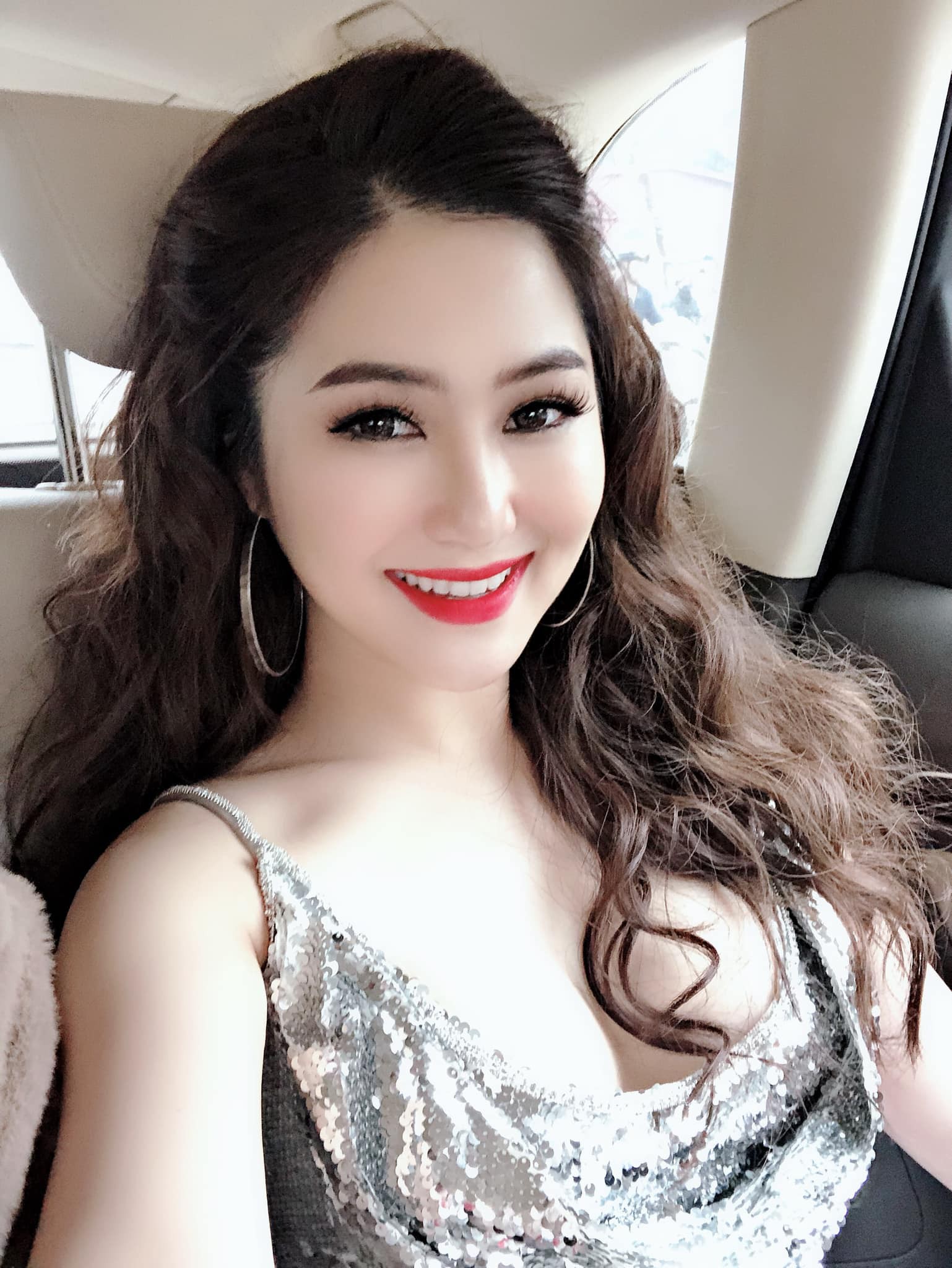 Hương Tràm nhận show hát ở Mỹ nhưng chiếc váy tuyệt đẹp cô mặc lại khiến người nhiều bất ngờ - Ảnh 10. Hương Tràm nhận show hát ở Mỹ nhưng chiếc váy tuyệt đẹp cô mặc lại khiến người nhiều bất ngờ - Ảnh 10.