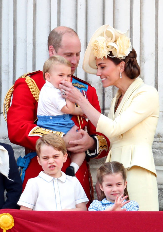Khoảnh khắc Hoàng tử Louis lên &quot;cơn nghiện&quot; mút tay gây sốt và cách Công nương Kate xử lý cũng thật tài tình - Ảnh 6.
