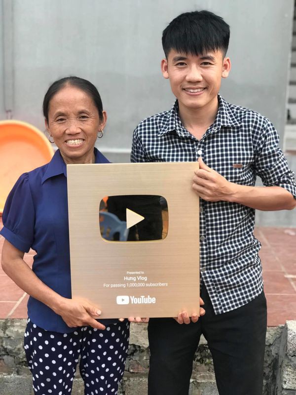 Hé lộ thông tin về cậu con trai thứ hai của bà Tân Vlog - người cũng đang 'tập tành' làm Youtuber - Ảnh 2.