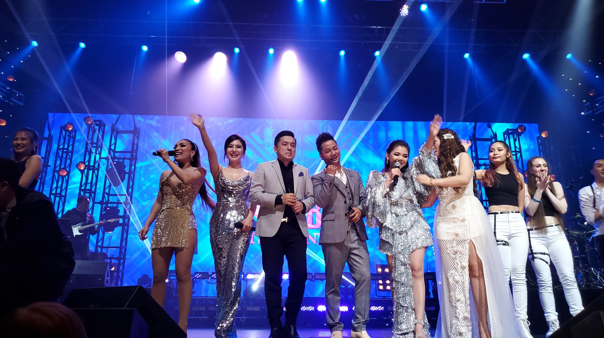 Hương Tràm nhận show hát ở Mỹ nhưng chiếc váy tuyệt đẹp cô mặc lại khiến người nhiều bất ngờ - Ảnh 3. Hương Tràm nhận show hát ở Mỹ nhưng chiếc váy tuyệt đẹp cô mặc lại khiến người nhiều bất ngờ - Ảnh 3.