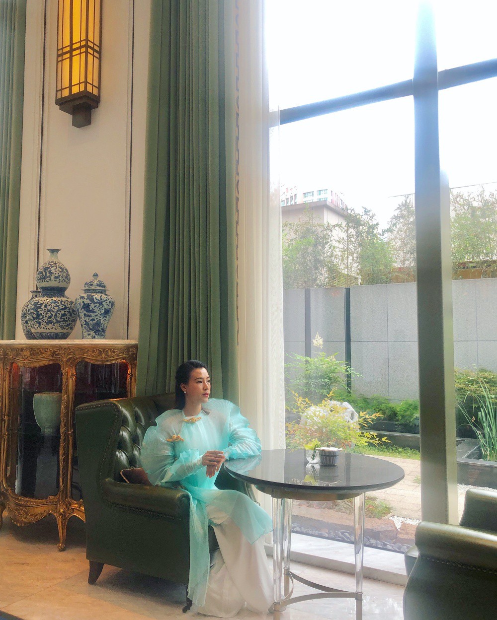 Hoàng Oanh đến thăm Bến Thượng Hải, được tấm tắc khen ngợi trong thiết kế áo dài độc đáo - Ảnh 4.