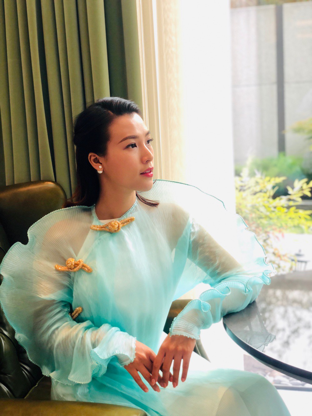 Hoàng Oanh đến thăm Bến Thượng Hải, được tấm tắc khen ngợi trong thiết kế áo dài độc đáo - Ảnh 5.