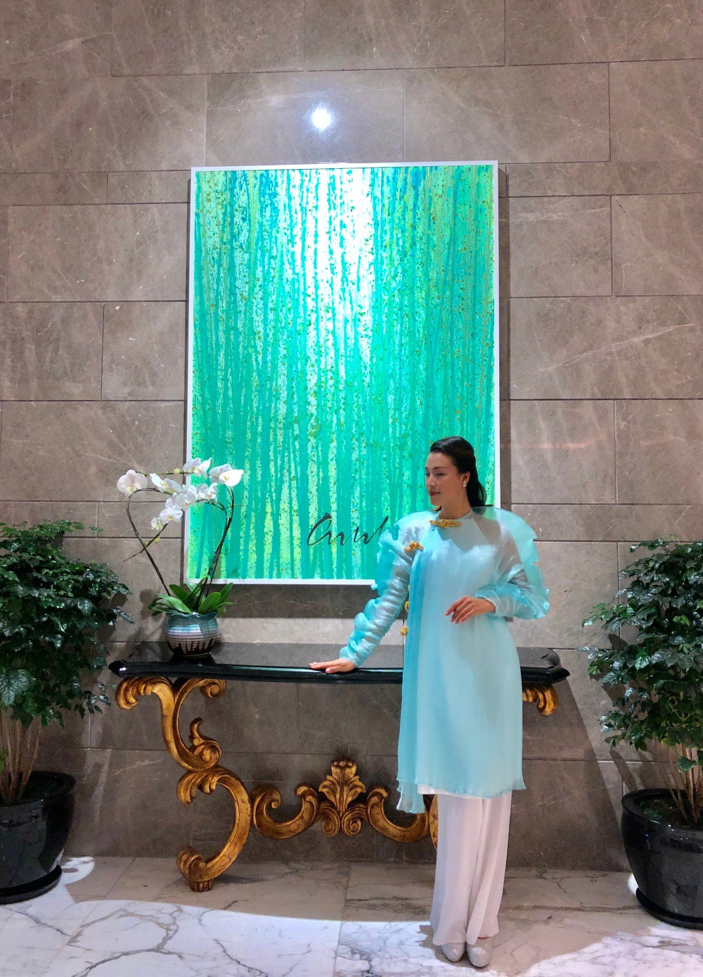 Hoàng Oanh đến thăm Bến Thượng Hải, được tấm tắc khen ngợi trong thiết kế áo dài độc đáo - Ảnh 6.