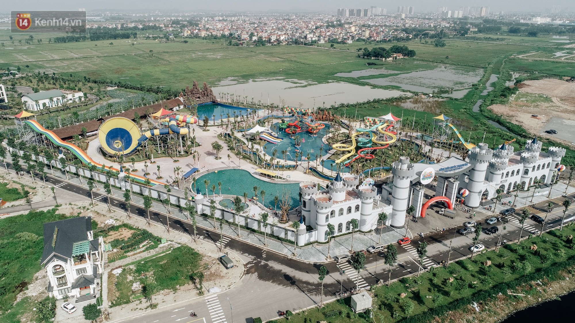 Người dân Hà Nội thích thú trải nghiệm công viên nước hiện đại nhất Thủ đô trong ngày đầu mở cửa - Ảnh 1.