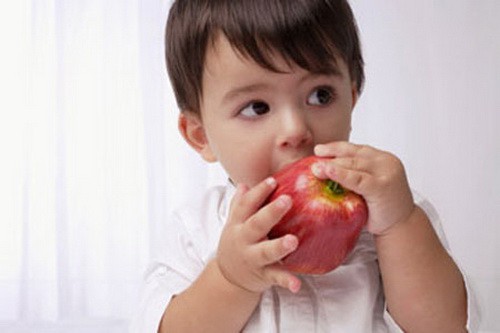 Dinh dưỡng cho bé khi mọc răng - Ảnh 1.
