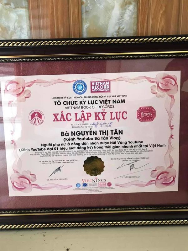 Kênh Youtube của bà Tân Vlog được nhận bằng xác lập kỷ lục Việt Nam - Ảnh 1.