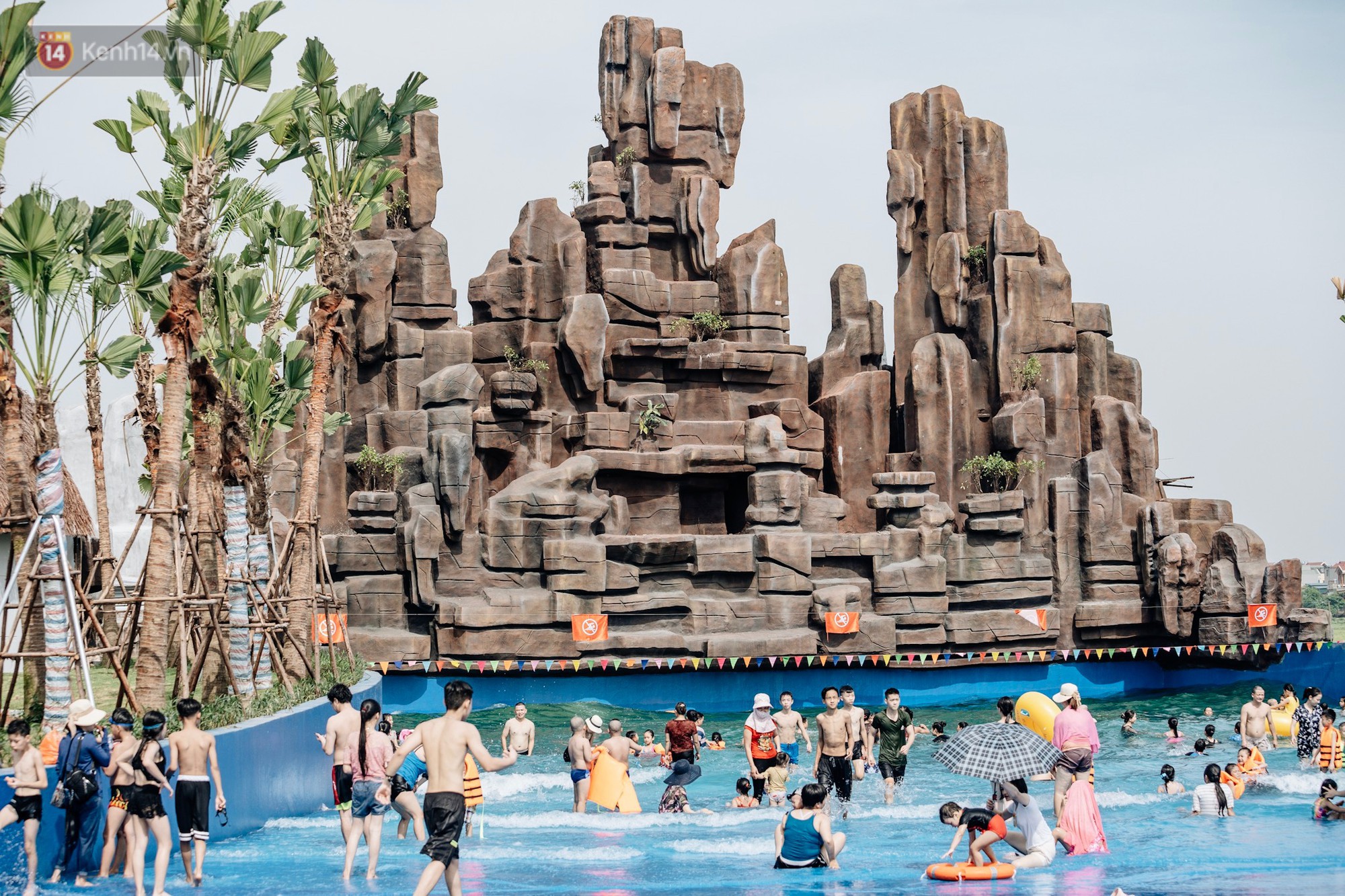 Người dân Hà Nội thích thú trải nghiệm công viên nước hiện đại nhất Thủ đô trong ngày đầu mở cửa - Ảnh 22.