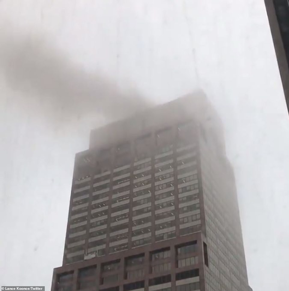 Nóng: Trực thăng chao đảo đâm vào cao ốc ở New York và hiện trường đổ nát khiến nhiều người liên tưởng đến ký ức đau thương 11/9  - Ảnh 3.