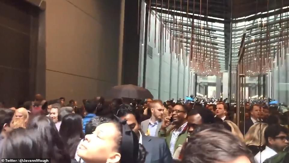 Nóng: Trực thăng chao đảo đâm vào cao ốc ở New York và hiện trường đổ nát khiến nhiều người liên tưởng đến ký ức đau thương 11/9 - Ảnh 4. Nóng: Trực thăng chao đảo đâm vào cao ốc ở New York và hiện trường đổ nát khiến nhiều người liên tưởng đến ký ức đau thương 11/9 - Ảnh 4.