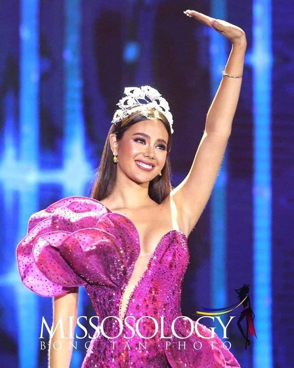 Hoa hậu Catriona Gray đội vương miệng fake trong đêm chung kết HH Hoàn vũ Philippines với lý do dở khóc dở cười - Ảnh 4.