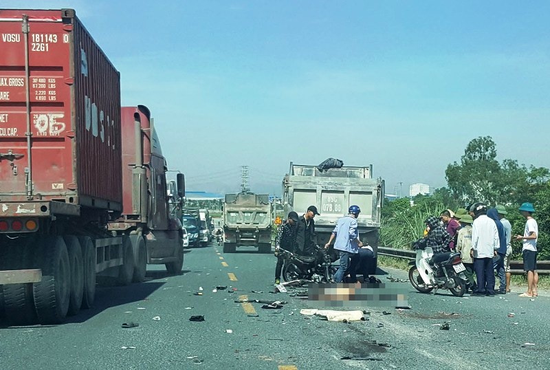 Hà Nam: Hai thanh niên đi xe máy tử vong sau cú va chạm với xe tải - Ảnh 1.