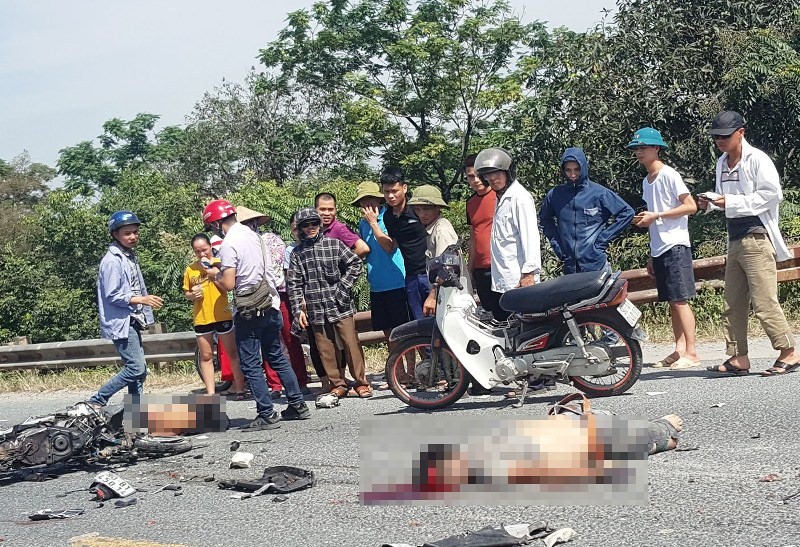 Hà Nam: Hai thanh niên đi xe máy tử vong sau cú va chạm với xe tải - Ảnh 2.