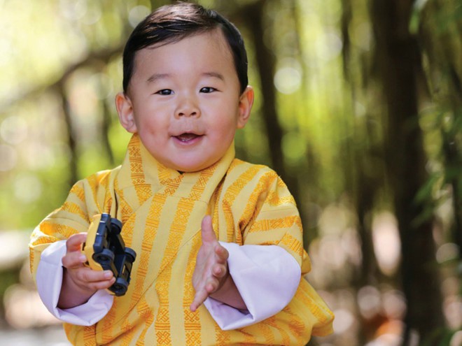 Đất nước hạnh phúc Bhutan công bố hình ảnh mới nhất của hoàng tử bé  - Ảnh 2.