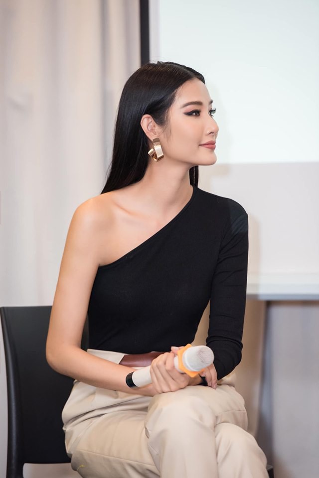 Cùng chung 1 bộ cánh: Hoàng Thùy sở hữu thần thái chuẩn Miss Universe, Tóc Tiên lại khoe được túi nửa tỷ - Ảnh 2.