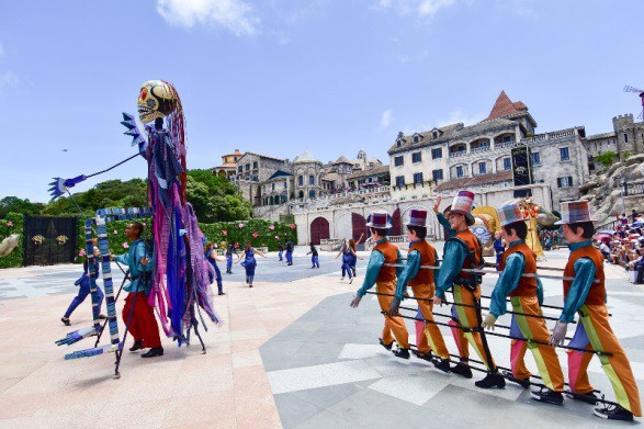 Vũ hội Ánh Dương - ấn tượng trong từng bộ trang phục cầu kỳ - Ảnh 5. Vũ hội Ánh Dương - ấn tượng trong từng bộ trang phục cầu kỳ - Ảnh 5.