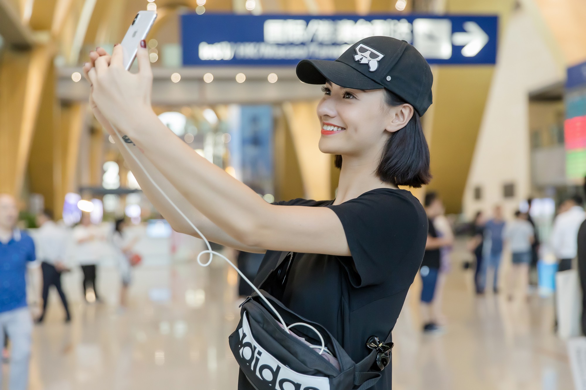 Gửi con cho ông bà để đi làm, Hồng Quế nhí nhảnh selfie cùng người đàn ông này ở sân bay - Ảnh 4.