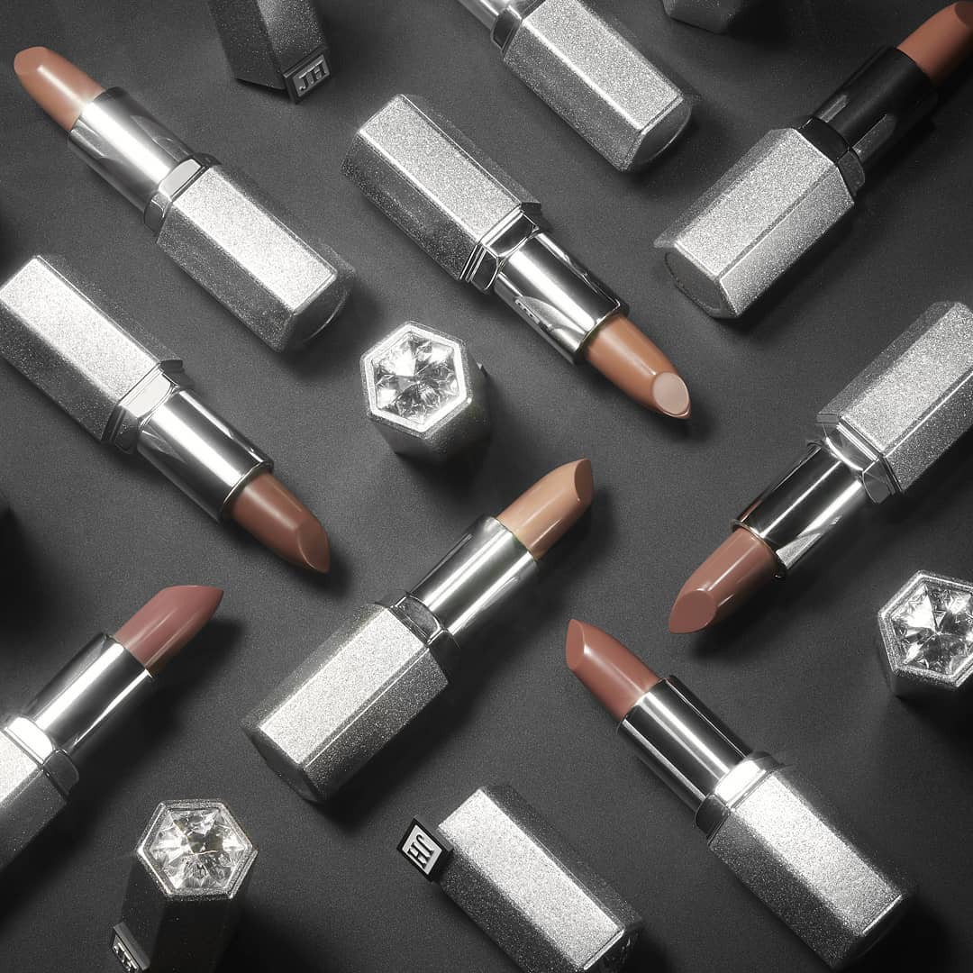 Son môi hot hit của beauty blogger dính "phốt" rùng mình: vỏ đẹp long lanh nhưng son nổi cục lổn nhổn đầy vật thể lạ, đánh vài lần đã gẫy - Ảnh 2. Son môi hot hit của beauty blogger dính "phốt" rùng mình: vỏ đẹp long lanh nhưng son nổi cục lổn nhổn đầy vật thể lạ, đánh vài lần đã gẫy - Ảnh 2.