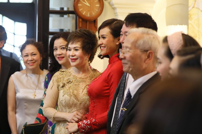 Siêu mẫu Phương Mai diện áo dài đỏ, hạnh phúc trong ngày ăn hỏi cùng chú rể Tây điển trai  - Ảnh 6.