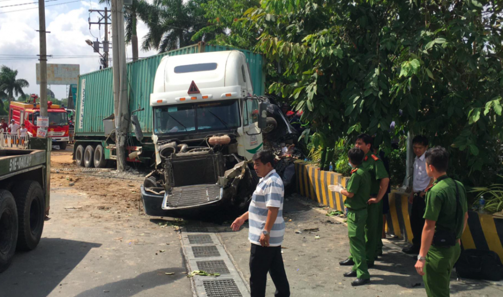 Hiện trường container đâm ô tô khiến nhiều người thương vong ở Tây Ninh - Ảnh 1.