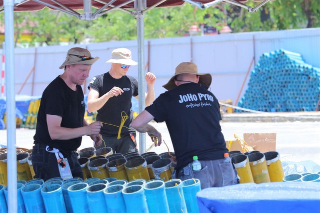 Lễ hội pháo hoa quốc tế Đà Nẵng 2019: Phần Lần kể chuyện anh hùng, Ý dạt dào cảm xúc - Ảnh 5. Lễ hội pháo hoa quốc tế Đà Nẵng 2019: Phần Lần kể chuyện anh hùng, Ý dạt dào cảm xúc - Ảnh 5.