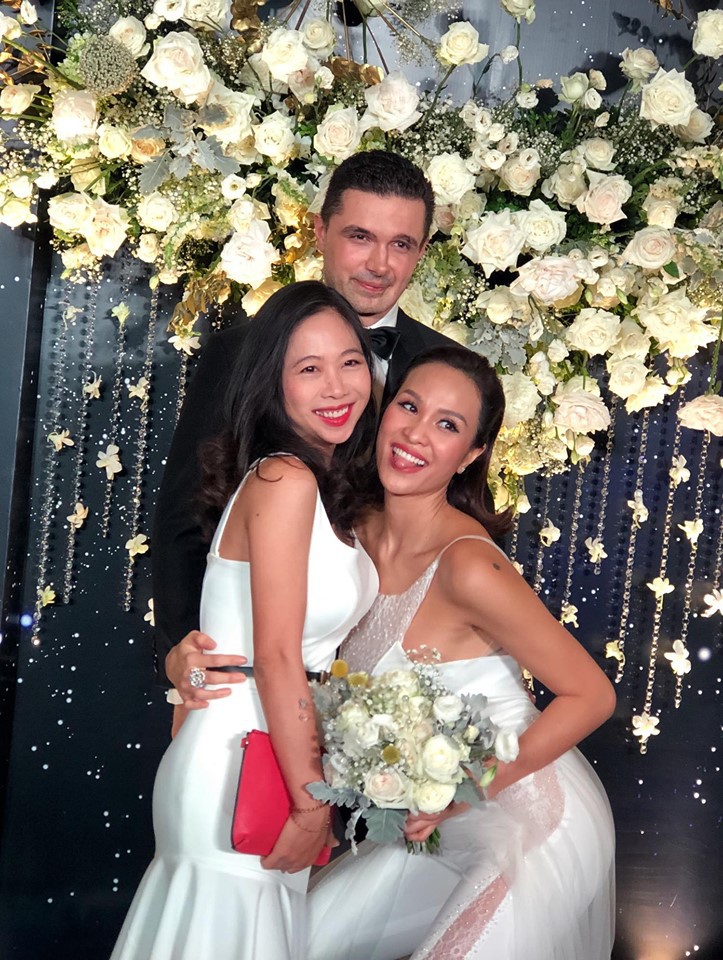 Đám cưới siêu mẫu Phương Mai và chồng Tây gia thế khủng: Cô dâu diện váy đuôi cá khoe thân hình nóng bỏng, nắm tay chú rể bước vào lễ đường - Ảnh 9.