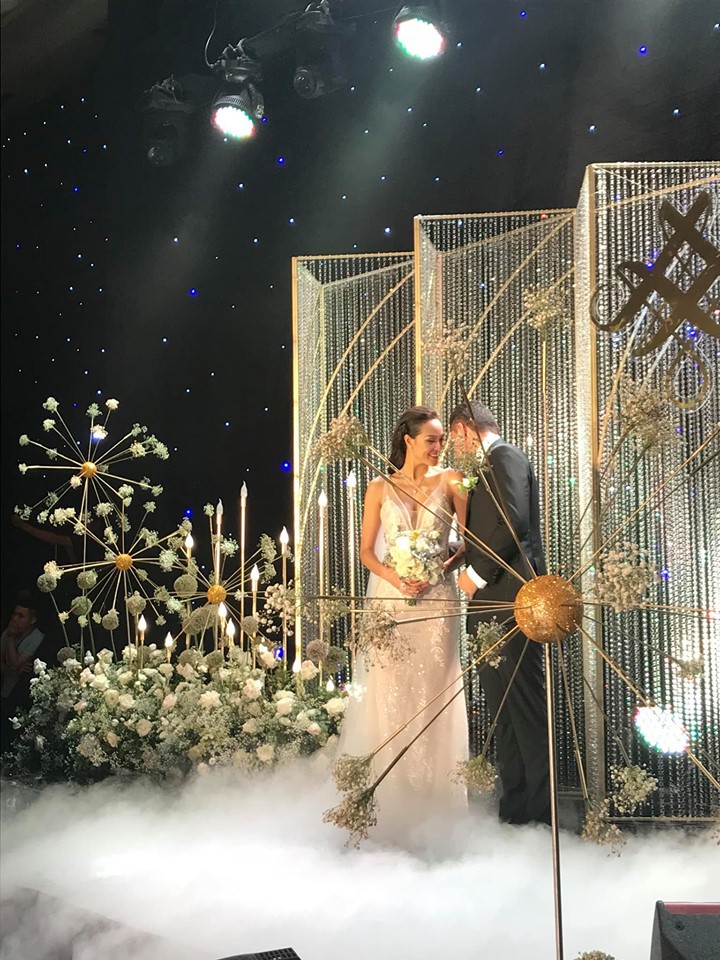 Đám cưới siêu mẫu Phương Mai và chồng Tây gia thế khủng: Cô dâu diện váy đuôi cá khoe thân hình nóng bỏng, nắm tay chú rể bước vào lễ đường - Ảnh 10.