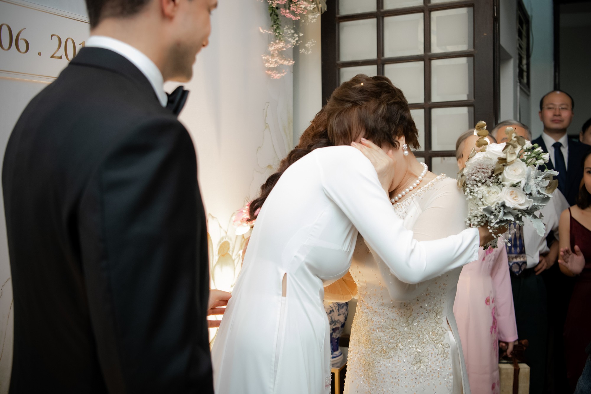 Toàn cảnh lễ đón dâu tại nhà phố cổ của siêu mẫu Phương Mai: Chú rể xuất hiện cùng đoàn xe sang, cô dâu òa khóc ôm chặt mẹ ruột  - Ảnh 10.
