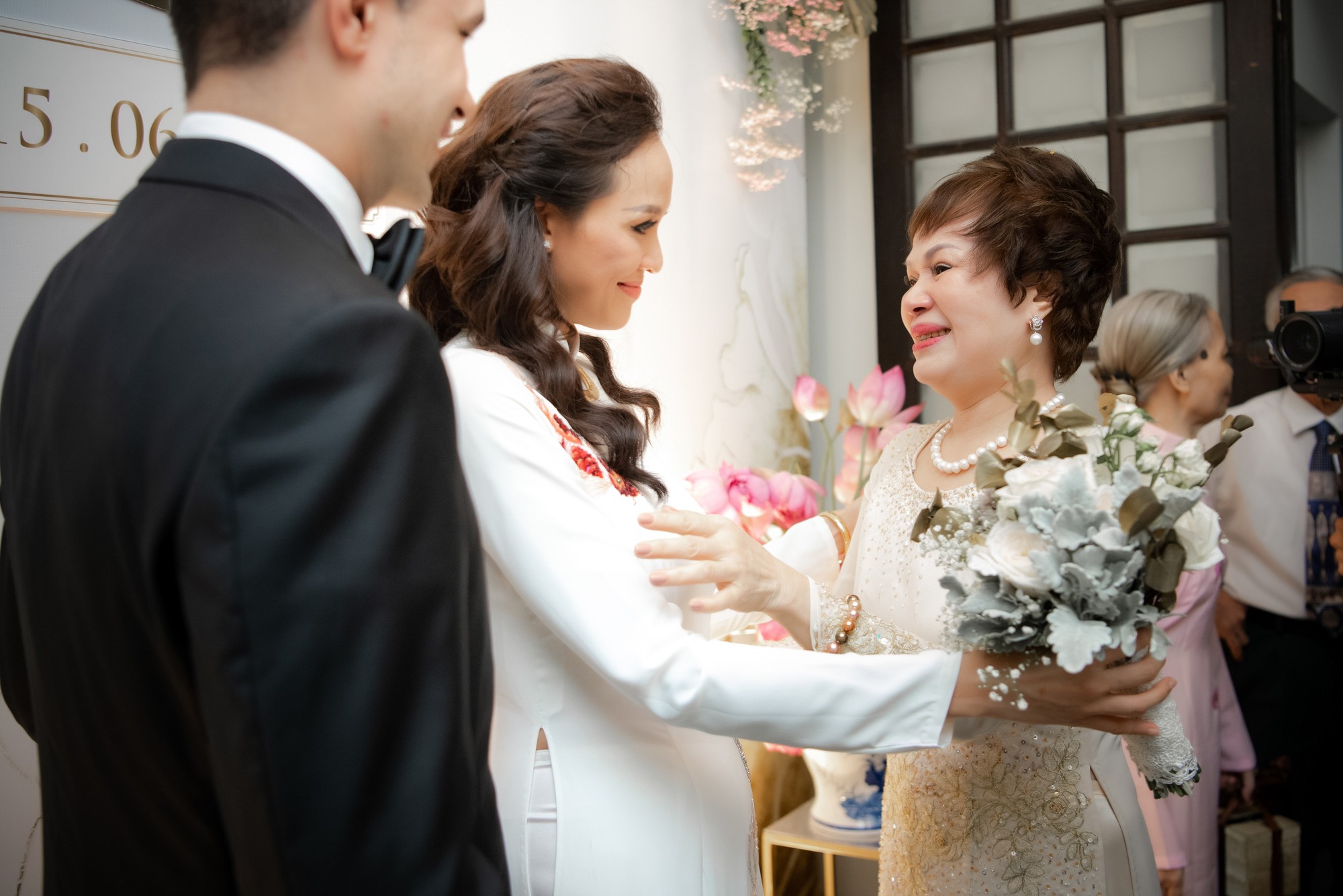 Toàn cảnh lễ đón dâu tại nhà phố cổ của siêu mẫu Phương Mai: Chú rể xuất hiện cùng đoàn xe sang, cô dâu òa khóc ôm chặt mẹ ruột  - Ảnh 9.