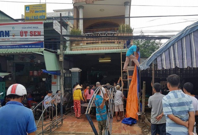 Đại tang trong căn nhà 4 người chết do tai nạn giao thông ở Tây Ninh - Ảnh 1. Người dân tập trung tại nhà nạn nhân để chia buồn và giúp gia đình lo hậu sự