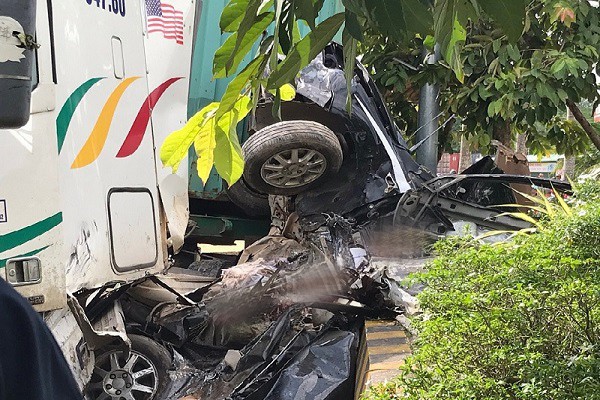  Hiện trường chiếc xe ô tô con bị tông bẹp dúm khiến 5 người chết tại Tây Ninh 