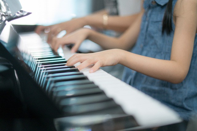 H&egrave; rồi, đừng nhốt con trong nh&agrave; ba mẹ ơi! - Ảnh 1.