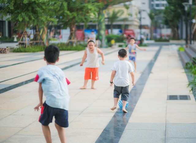 H&egrave; rồi, đừng nhốt con trong nh&agrave; ba mẹ ơi! - Ảnh 4.