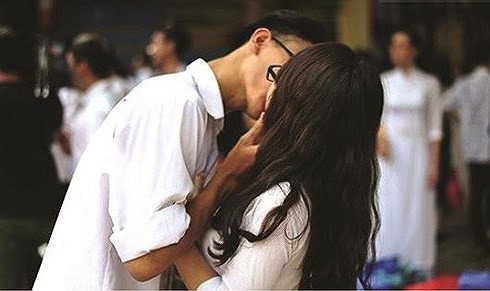 “Mẹ ơi mỗi lần hôn, bạn trai cứ đưa tay lên ngực con…” - Ảnh 1. “Mẹ ơi mỗi lần hôn, bạn trai cứ đưa tay lên ngực con…” - Ảnh 1.