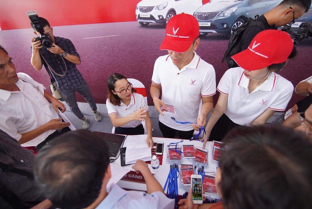 VinFast bàn giao hàng trăm xe ô tô Fadil, khách hàng tự hào: Người Việt dùng hàng Việt! - Ảnh 3.