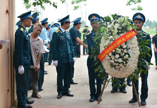 Đẫm nước mắt trong đám tang tiễn biệt Thiếu úy phi công hy sinh trong tai nạn rơi máy bay - Ảnh 5.