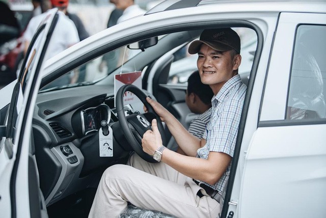 Những khách hàng đầu tiên sở hữu ô tô VinFast Fadil: Sẽ chạy 350km về tận Hà Tĩnh ngay sau khi nhận xe - Ảnh 4.