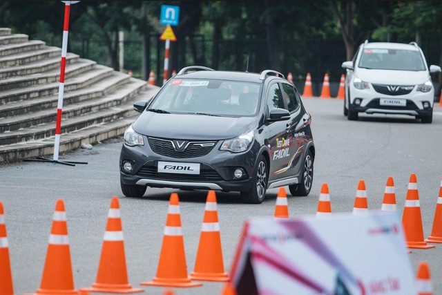 Những khách hàng đầu tiên sở hữu ô tô VinFast Fadil: Sẽ chạy 350km về tận Hà Tĩnh ngay sau khi nhận xe - Ảnh 6.