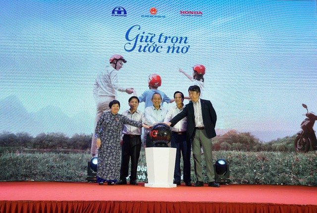  Giữ trọn ước mơ - hành trình đem gần 2 triệu mũ cho học sinh lớp một toàn quốc - Ảnh 1.