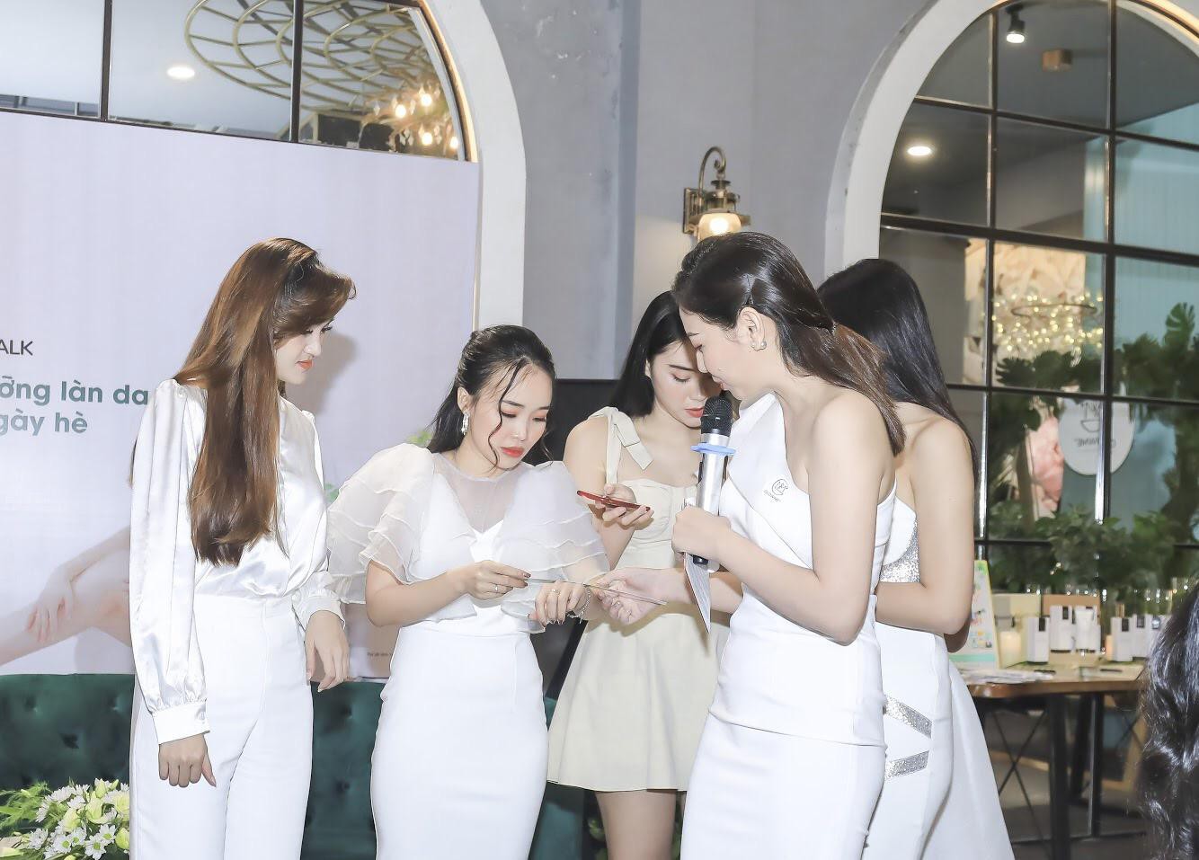 Học hỏi kinh nghiệm nuôi dưỡng làn da trắng mịn ngày hè từ Hoa hậu Trương Tri Trúc Diễm - Ảnh 3. Học hỏi kinh nghiệm nuôi dưỡng làn da trắng mịn ngày hè từ Hoa hậu Trương Tri Trúc Diễm - Ảnh 3.