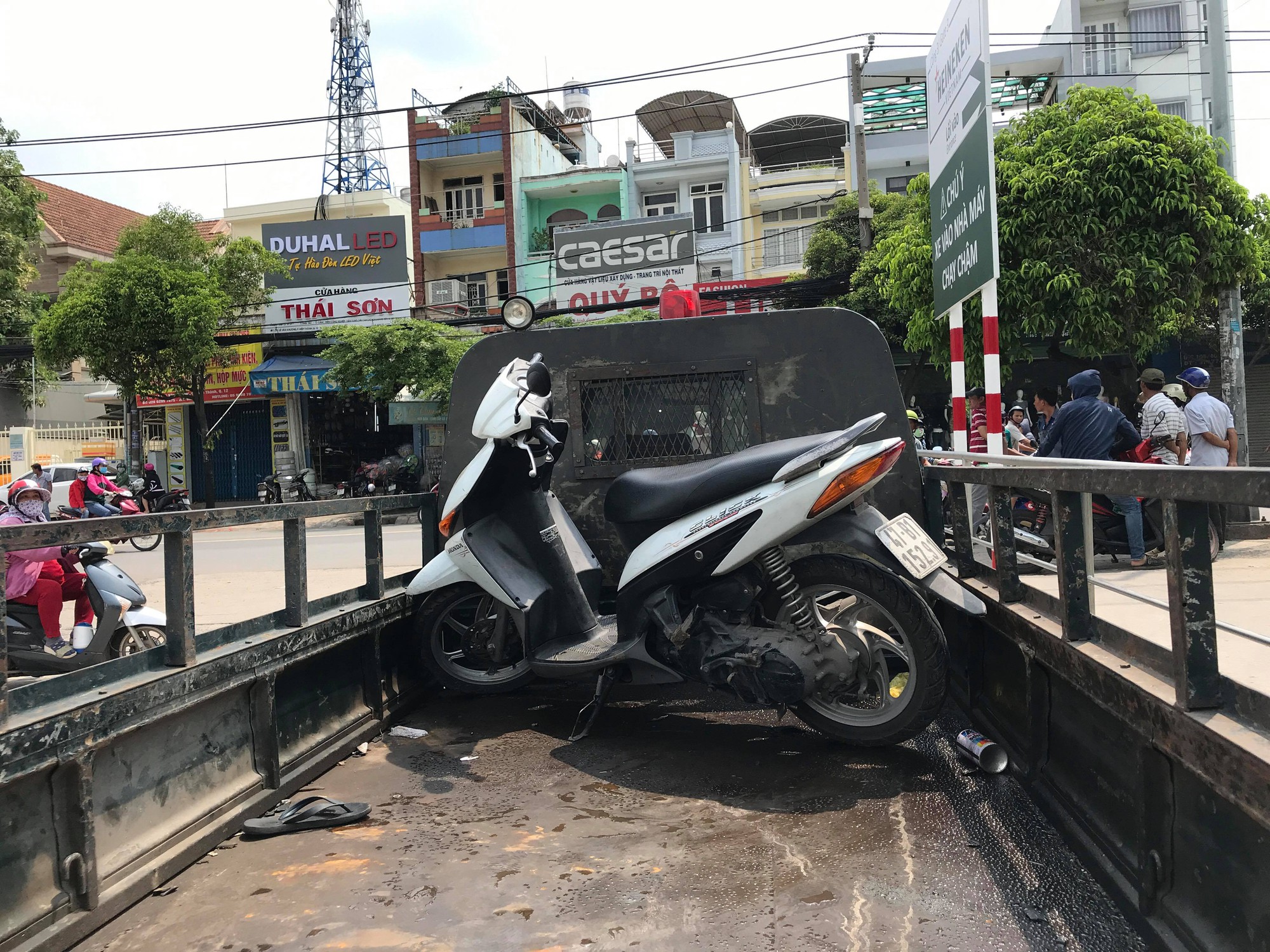 TP.HCM: Tông chết người phụ nữ chở mẹ già trên đường, xe container bỏ chạy vào nhà máy bia - Ảnh 2.