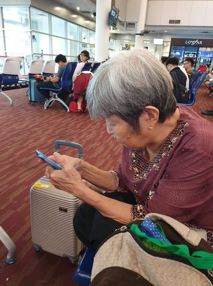 Cụ bà 76 tuổi một mình đi du lịch và câu nói đáng suy ngẫm: &quot;Tuổi trẻ vì sợ cái này cái kia mà bỏ qua nhiều cơ hội&quot; - Ảnh 2.