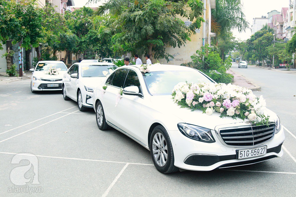 Đám cưới Dương Khắc Linh - Sara Lưu: Đoàn xe sang màu trắng tới rước dâu, mẹ chú rể trao nhiều trang sức quý cho cô dâu làm của hồi môn - Ảnh 1.