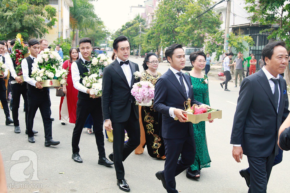 Đám cưới Dương Khắc Linh - Sara Lưu: Đoàn xe sang màu trắng tới rước dâu, mẹ chú rể trao nhiều trang sức quý cho cô dâu làm của hồi môn - Ảnh 7.