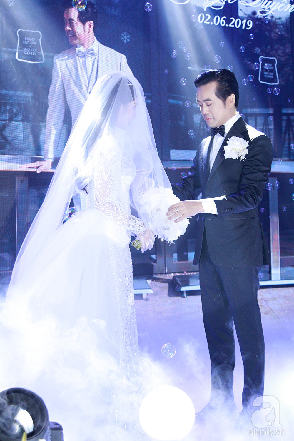 Tiệc cưới chính thức bắt đầu, cô dâu Sara Lưu âu yếm lau nhẹ vết son của mình trên môi chú rể Dương Khắc Linh - Ảnh 8.