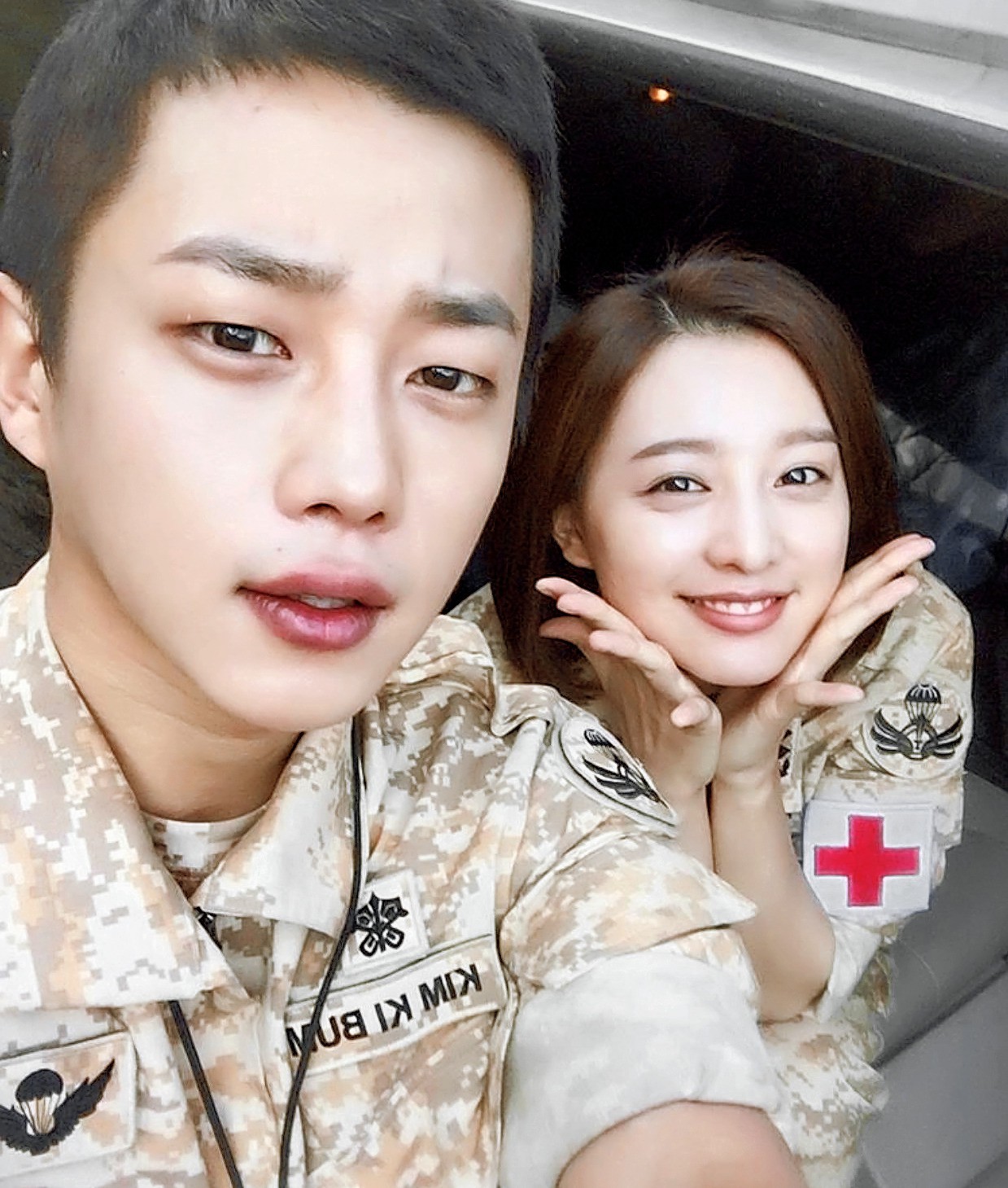 Cùng tông make up: Song Joong Ki &quot;vợ nhận không ra&quot;, Kim Ji Won lấm lem bùn đất xinh hơn thời &quot;Hậu Duệ Mặt Trời&quot;! - Ảnh 6.