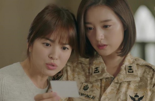 Cùng tông make up: Song Joong Ki "vợ nhận không ra", Kim Ji Won lấm lem bùn đất xinh hơn thời "Hậu Duệ Mặt Trời"! - Ảnh 7. Cùng tông make up: Song Joong Ki "vợ nhận không ra", Kim Ji Won lấm lem bùn đất xinh hơn thời "Hậu Duệ Mặt Trời"! - Ảnh 7.