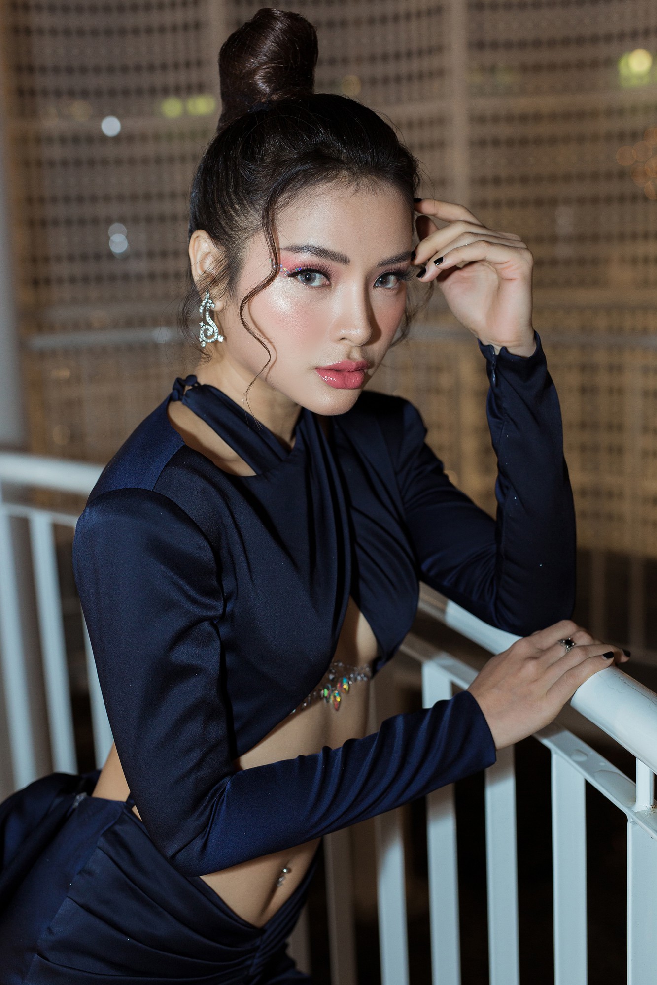 Phương Trinh Jolie gây choáng với style hở nửa bầu ngực, sexy thách thức người nhìn - Ảnh 1.